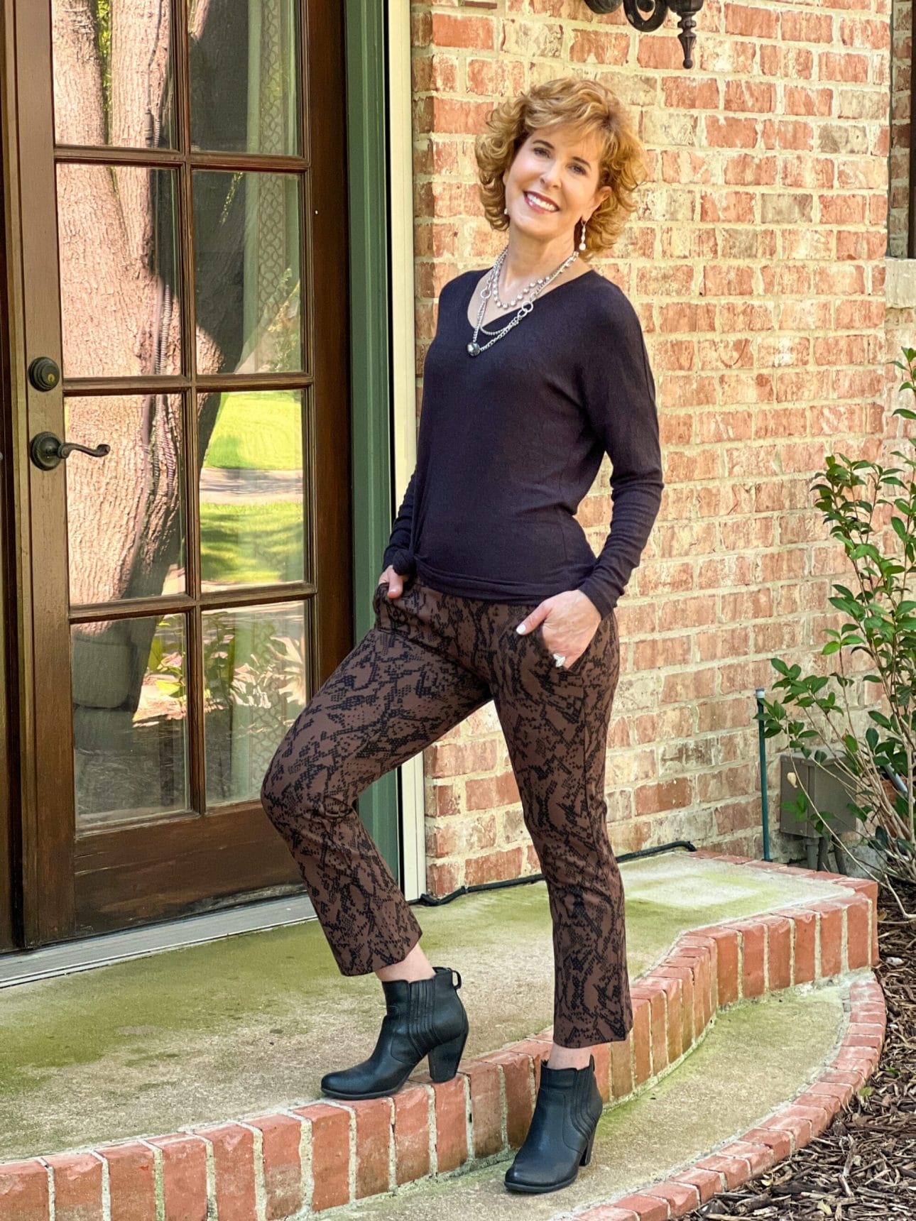 woman posing on porch wearing cabi serenity tee and cool it crop pants
